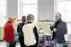 ambtenaar in gesprek over de omgevingsvisie gemeente Kampen in de bibliotheek