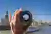 afbeelding met hand en lens met aankondiging fotowedstrijd Omgevingsvisie 2050 gemeente Kampen